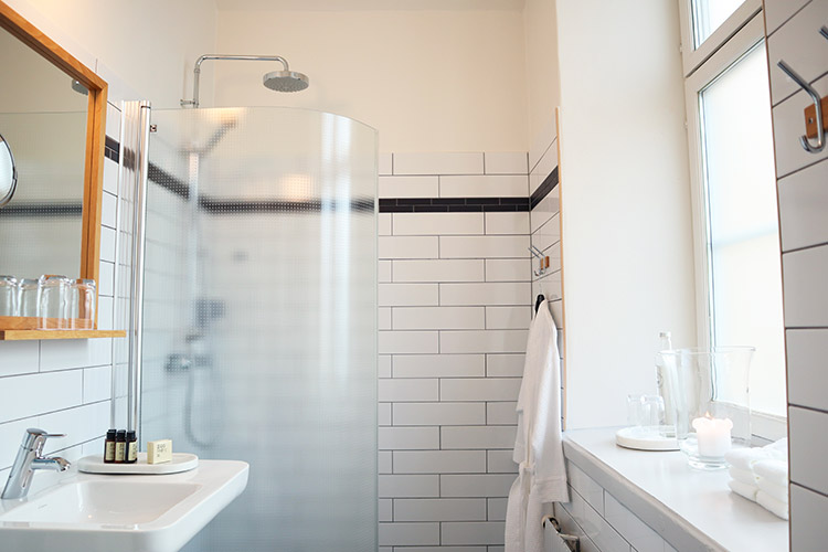 Badrum i Bröllopscell på Långholmen Hotell
